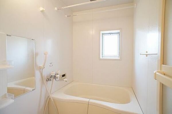 画像12:小窓付きで明るい浴室です♪