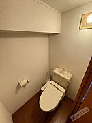 人気アイテムの温水洗浄便座。清潔感のあるトイレです。