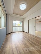 内装は落ち着いています。おおきな窓で明るさを演出。