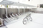 自転車置き場は敷地内に設備、お出かけの際にも便利です。