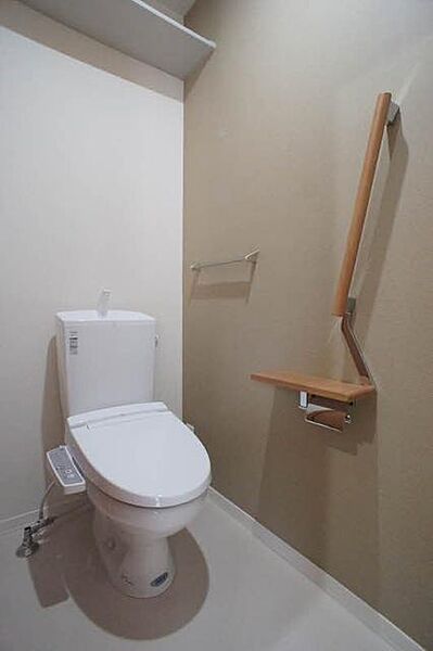 画像10:【トイレ】定番設備になってきた『暖房洗浄機能便座』が設置されたトイレです！ペーパーホルダー上の天板はちょっとした飾りを置いたり、携帯電話を置いておくのに便利な代物です！