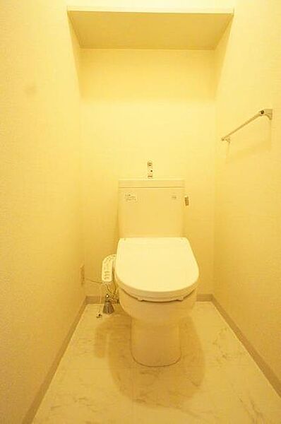 画像8:トイレ　洗浄機能付暖房便座