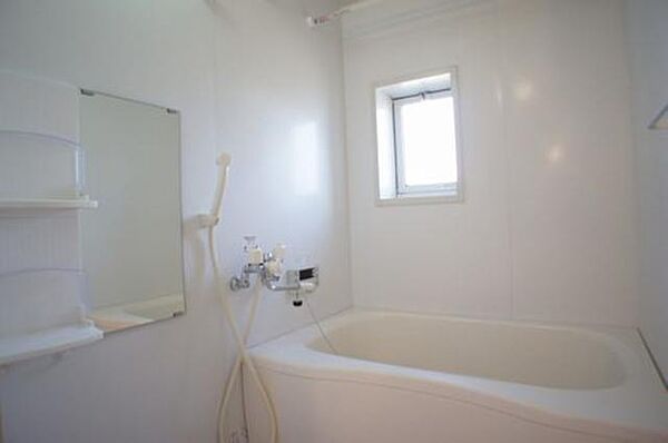 画像13:白を基調にした、清潔感のあるバスルーム。換気小窓、物干しバーも設置