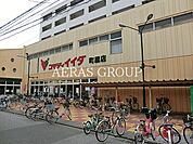 コモディイイダ町屋店 428m