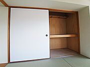和室にも大きな押入れ完備