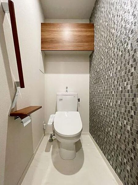 画像10:【トイレ】グレートーンのタイル調の壁紙をアクセントを施した、モダンなトイレ空間。