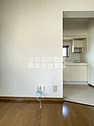 インターネット使用料無料なお部屋です。