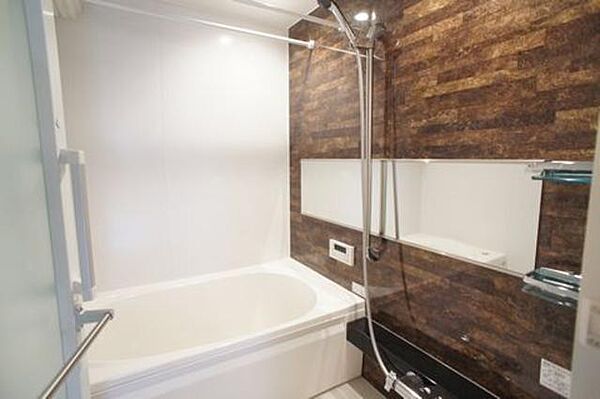 画像16:1面をデザインパネルにした浴室。1日の疲れを是非癒してください。物干しバーも設置。