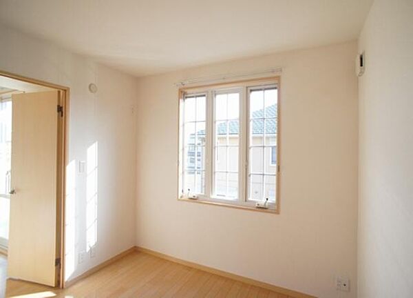 画像5:【洋室】お洒落な格子窓のお部屋です♪お部屋作りにアクセントをプラスします◎
