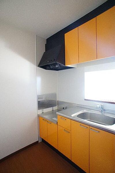 画像5:【キッチン】上下に分かれた戸棚は収納力抜群！大型の換気扇も付いてお料理好きの方も大満足です◎