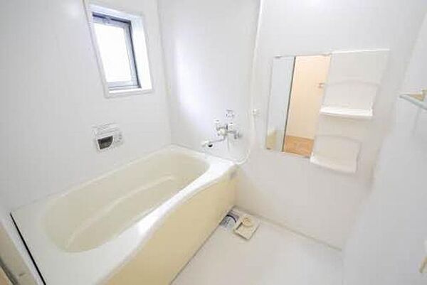 画像6:浴室は小窓があり明るい印象です。うれしい追い焚き機能付です。