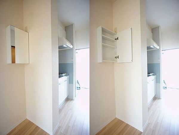 画像10:■ミラーキャビネット■　キッチン横のスペースにミラーキャビネットを設置！鏡の裏は収納となっております！