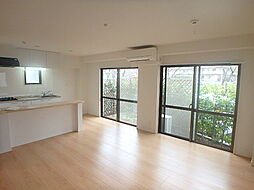 クイーンベル 102 1階1LDKのリビング/ダイニング