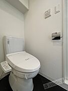人気アイテムの温水洗浄便座。清潔感のあるトイレです。