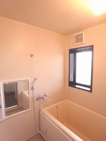 画像6:浴室にも大型の窓が付いているので、換気しやすいです♪