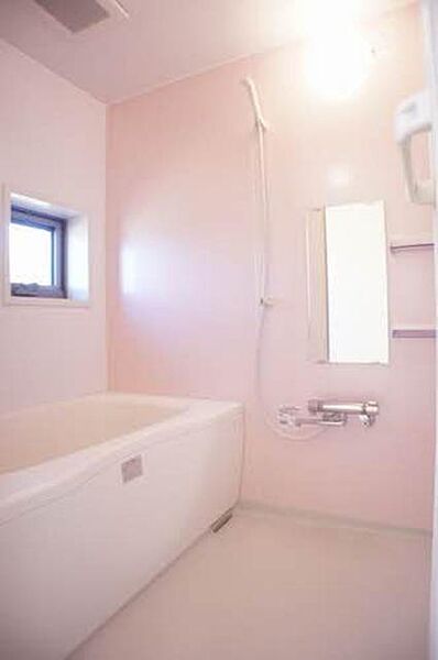 画像11:換気と採光を考慮した小窓があって明るく清潔感あるバスルームは、沸かし直しができる追焚給湯機能付き♪淡いピンクのアクセント壁が爽やかな印象の浴室は、あなたを癒すリラックス空間♪