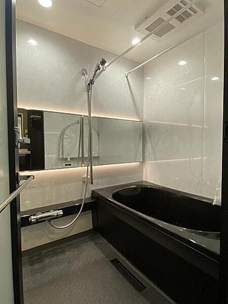 画像11:【浴室】浴室は、大き目の鏡と間接照明が賃貸物件ではあまり見ないムーディーな空間を演出します。