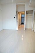 明るくゆったりとした広さのあるお部屋です。 