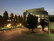 大阪商業大学図書館 696m