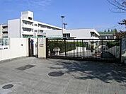 吹田市立片山中学校 409m
