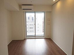 エアコン付きです。バルコニーに物干しフックがあるので洗濯物を乾かせます。浴室乾燥暖房機もあるので雨の日や花粉の季節でも安心です♪