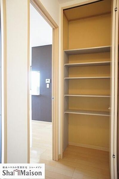 画像12:【ホール収納】玄関ホールには高さを調節することが可能な可変式収納棚を備えています♪