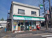ファミリーマート アイダ八潮店 232m