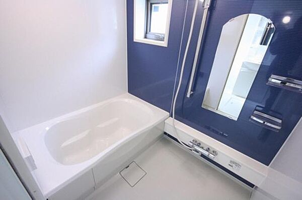 画像12:浴室はブルー色で、スッキリしたイメージに！もちろん追焚き可能です！