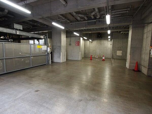 画像6:マンション専用駐車場スペース