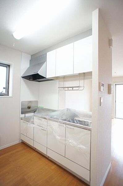 画像8:清潔感のあるホワイトで統一されたシステムキッチン。収納量も多く、リビングを見ながら家事ができます。