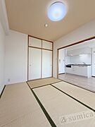 内装は落ち着いています。おおきな窓で明るさを演出。