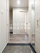 玄関には下駄箱があるのでスッキリとした空間を保てます