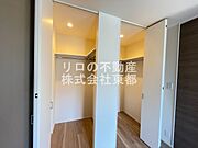 奥行のあるウォークインクローゼットならお荷物多い方でも安心☆