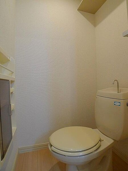 画像12:トイレはタンク上の収納棚が便利です