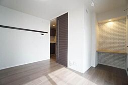 【洋室6.9帖】消費電力が抑えられるLED照明付きのため、電気代が安くて経済的なだけでなく、入居時の初期費用が抑えられます♪画鋲や釘を使わずに、ちょっとした物かけに大変便利な化粧幕板付き♪