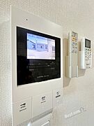 カラーモニターホンで来訪者を確認できます♪