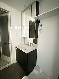 3面鏡付きの洗面所です☆