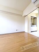 内装は白を基調として建具とキッチンがグッと映えてます^^