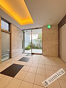 落ち着いたエントランス。マンションを演出します。