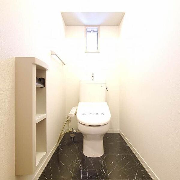 画像10:★トイレ☆　シャワートイレ完備♪上部には棚があり、小物が置けます♪