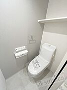 人気アイテムの温水洗浄便座。清潔感のあるトイレです。