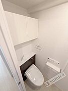 人気アイテムの温水洗浄便座。清潔感のあるトイレです。