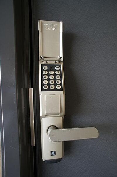 画像18:【防犯】玄関の鍵は暗証番号入力式！鍵を無くす心配も、持ち歩く手間もありません◎ピッキングも不可能なのでセキュリティレベルがアップ！