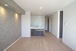 西面にアクセントクロスを採用。ダウンライトによるスポット照明によりモダンなテイストの部屋になっています。
