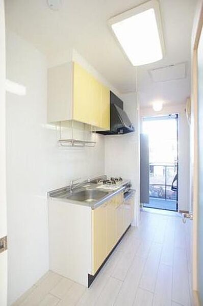 画像10:グリル付きのガスコンロが付いたキッチンは、明るい雰囲気の扉パネルが清潔感のある空間を演出しています♪