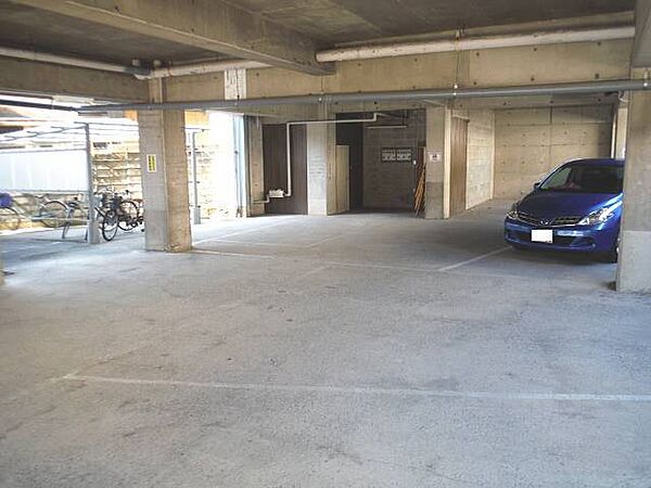 画像21:屋根付き駐車場