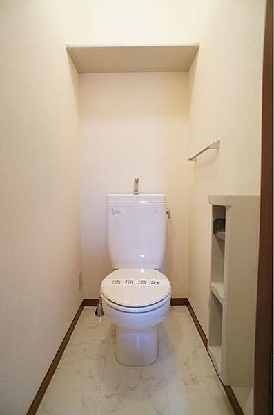 その他画像：【トイレ】上部には収納棚があります♪