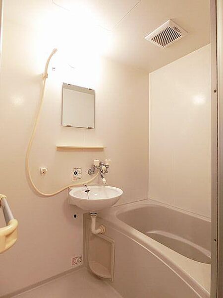 画像14:【浴室】洗面器付のバスタブです♪浴室で洗面スペースを確保しているため、水回りを一まとめにできてコンパクトです♪お風呂掃除の際に洗面器部分もシャワーで流せばお掃除も簡単♪