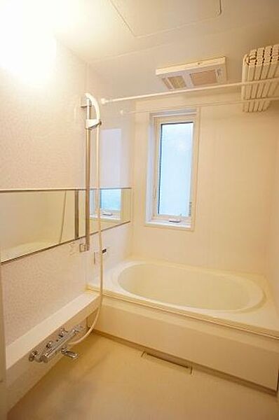 画像8:※写真は101号室の写真です。現況を優先します。※【浴室】幅広の鏡付きの浴室♪大きめの窓で換気と採光を考慮した清潔感◎