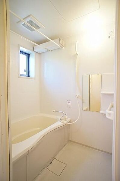 画像11:【浴室】換気と採光を考慮した小窓付きで、清潔感があります◎